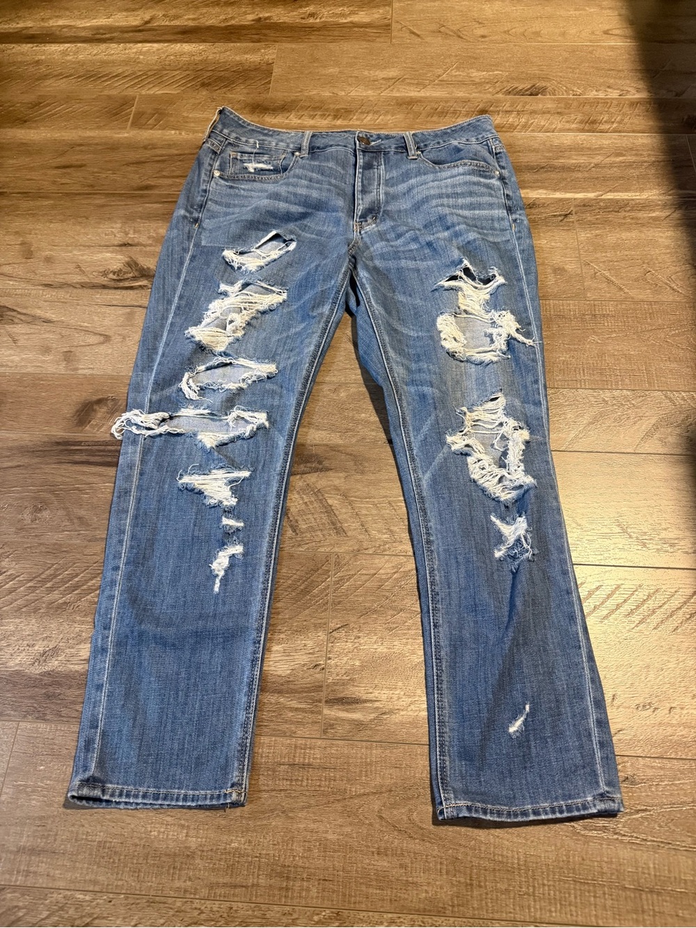 American Eagle Tomgirl Distressed Blue Denim Jeans - Classic Ripped Style